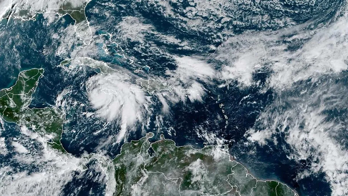 Huracán Rafael Se Intensifica a Categoría 2 en su Trayectoria Hacia el Golfo de México.