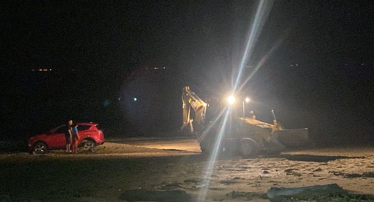 Camioneta se queda atascada en la playa de villa Allende