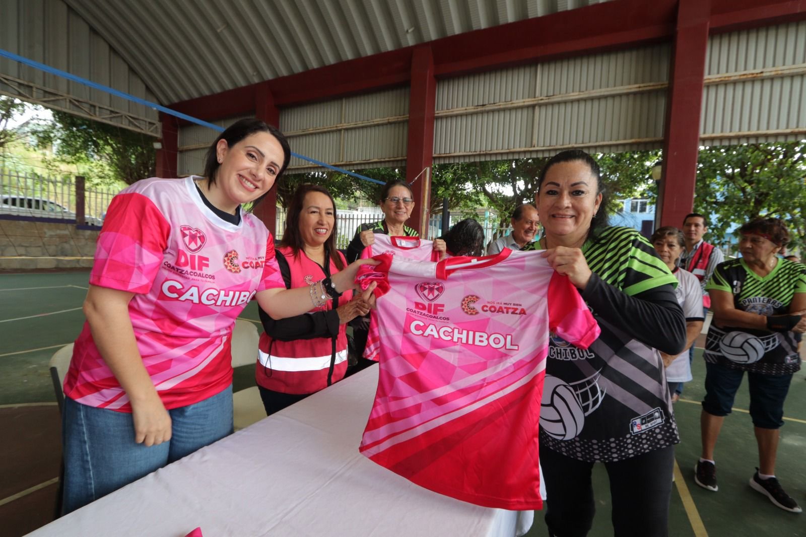 Sonia Marie cumple promesa: 36 deportistas del CAM reciben con orgullo sus nuevos uniformes