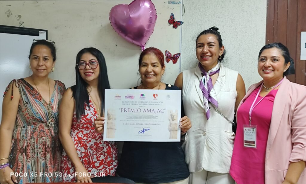 Recibe reconocimiento Amajac Sandra Collins coordinadora de la Dirección de Desarrollo social de Coatzacoalcos