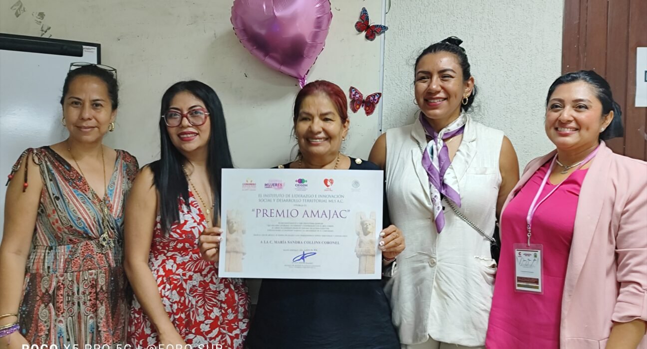 Recibe reconocimiento Amajac Sandra Collins coordinadora de la Dirección de Desarrollo social de Coatzacoalcos