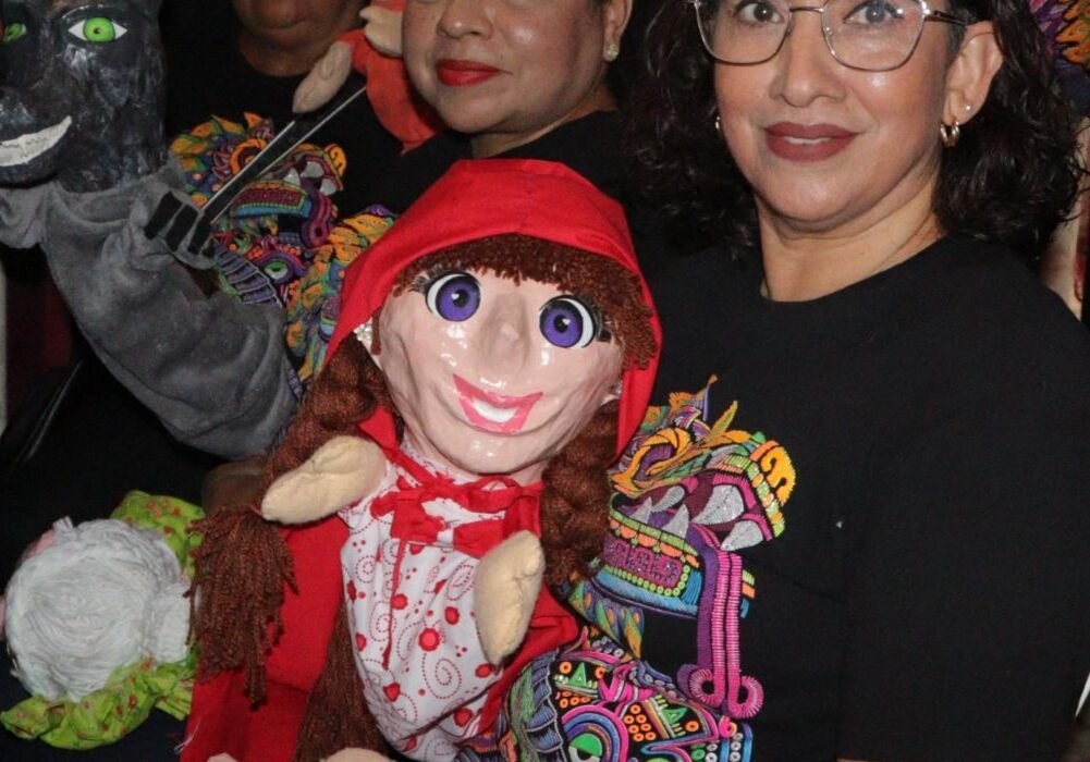 Biblioteca Móvil llega al CADI Eva Sámano: 150 niñas y niños disfrutan teatro guiñol