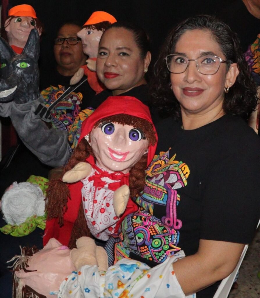 Biblioteca Móvil llega al CADI Eva Sámano: 150 niñas y niños disfrutan teatro guiñol