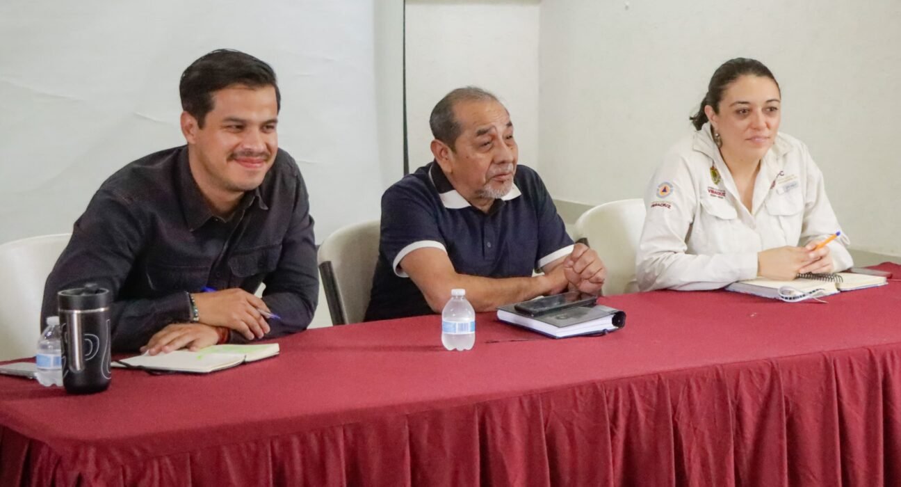 Gobierno de Veracruz acuerda apoyo a pescadores afectados por hidrocarburo en Laguna de Carrizal