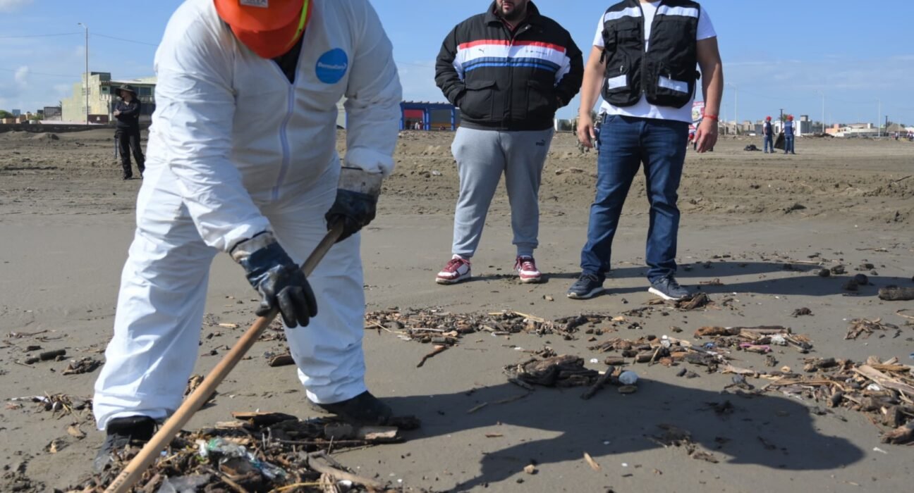 Responde ciudadanía al llamado de Pedro Miguel Rosaldo y se suma a jornada de limpieza en playa de Coatzacoalcos