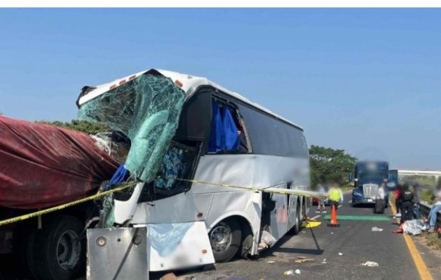 TRAGEDIA EN LA ISLA–ACAYUCAN: 4 MUERTOS Y 13 HERIDOS TRAS BRUTAL CHOQUE TRAGEDIA EN LA ISLA–ACAYUCAN: 4 MUERTOS Y 13 HERIDOS TRAS BRUTAL CHOQUE