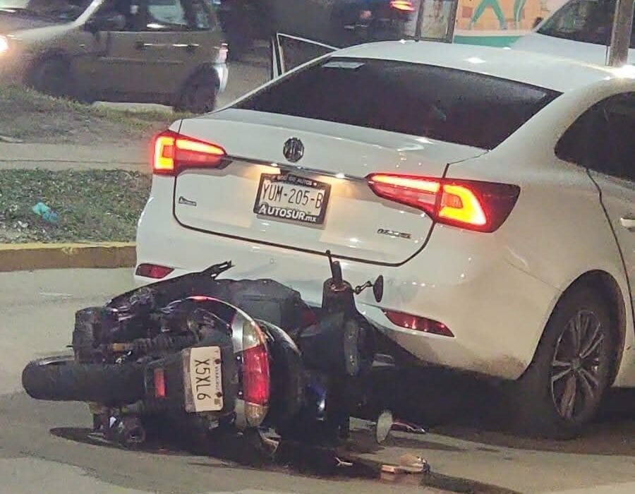 Motociclista provoca accidente en el Malecón de Coatzacoalcos y huye a pie