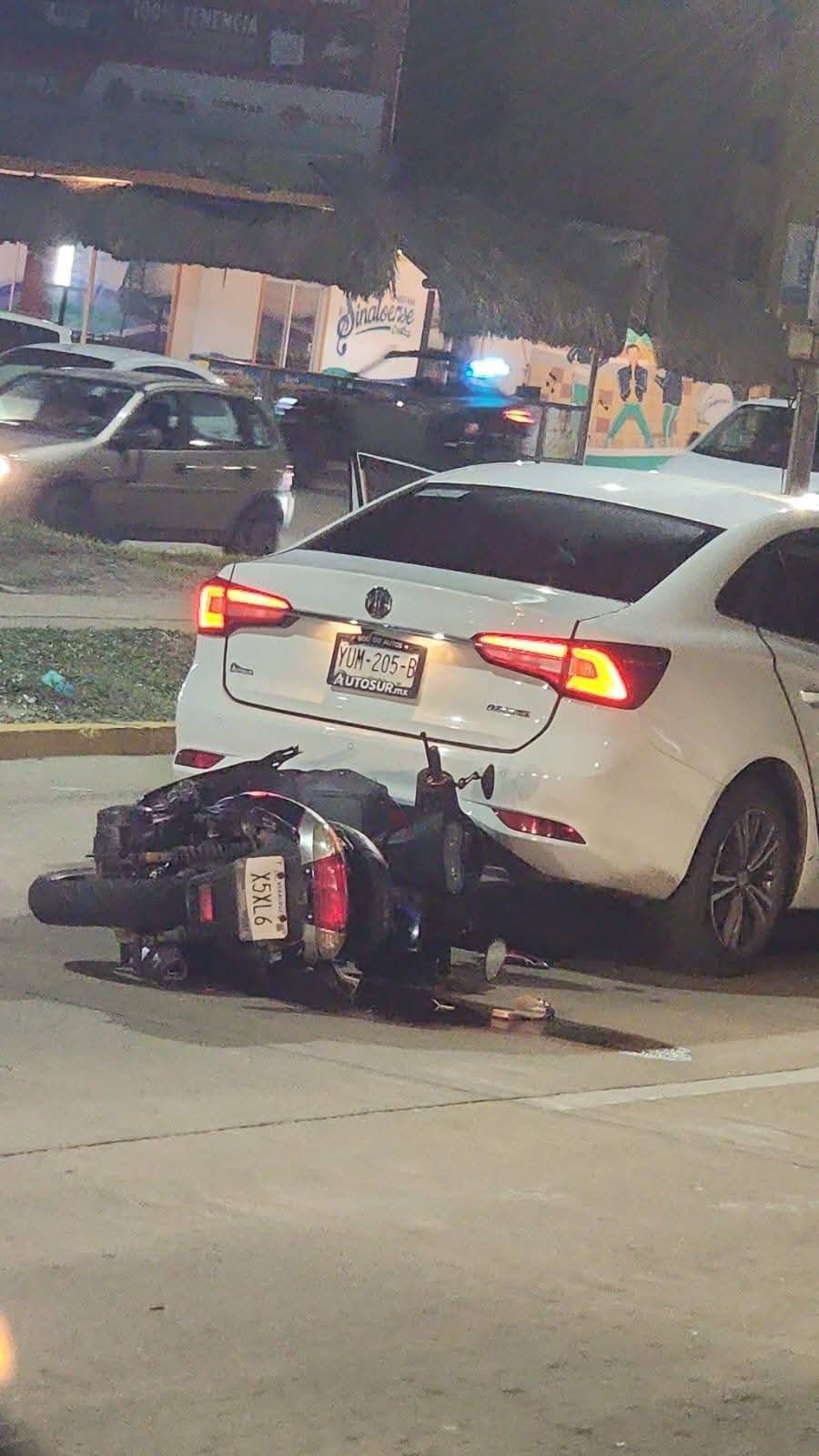 Motociclista provoca accidente en el Malecón de Coatzacoalcos y huye a pie