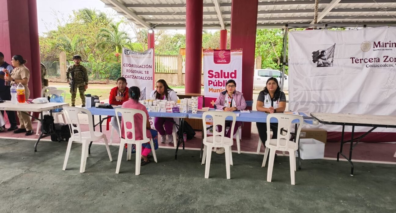 Unidad medica móvil (PEMEX) ofrece servicio gratuito en la colonia Constituyentes 