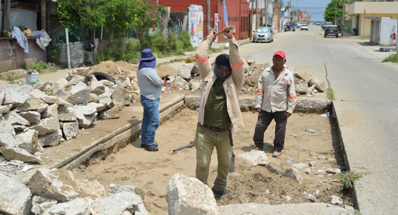 Avanzan trabajos de rehabilitación en distintos puntos de la ciudad en Coatzacoalcos