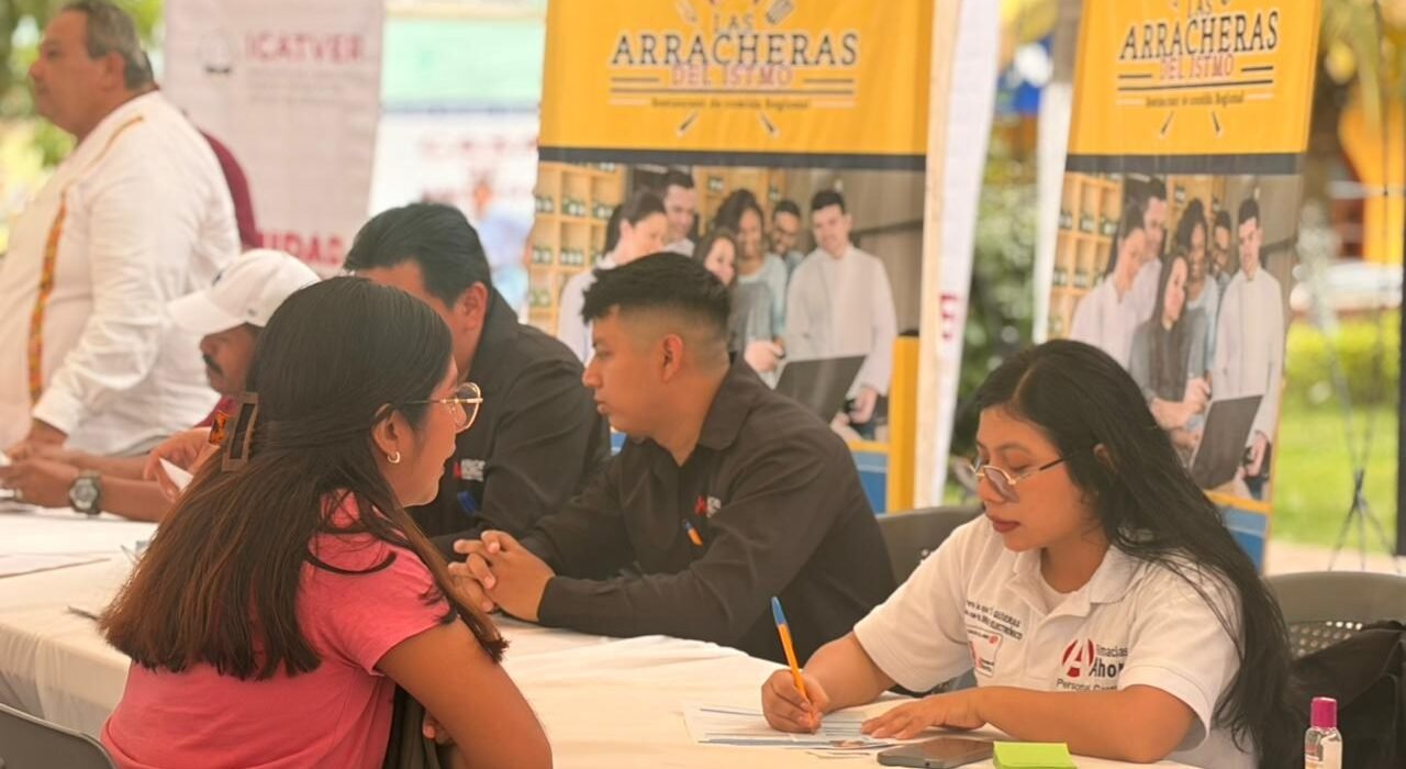 Oferta STPSP más de 380 espacios laborales en Feria del Empleo en Acayucan
