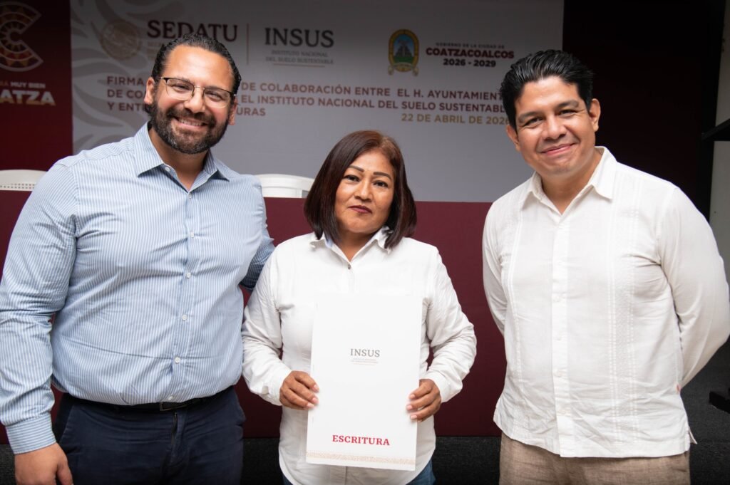 Avanza Coatzacoalcos en ordenamiento: alcalde e INSUS firman convenio y entregan escrituras a 31 familias