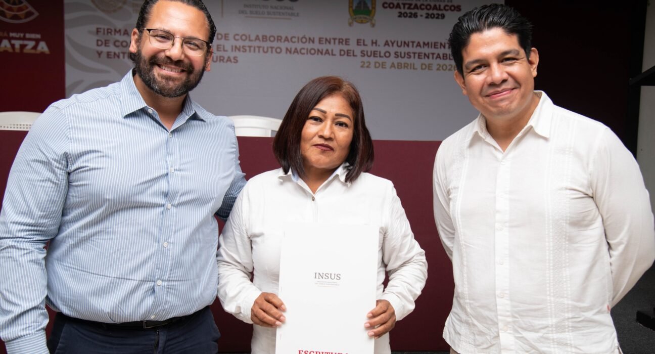 Avanza Coatzacoalcos en ordenamiento: alcalde e INSUS firman convenio y entregan escrituras a 31 familias
