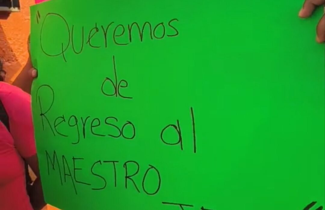 Exigen padres de familia maestro fijo en la primaria “Benito Juárez” de Mundo Nuevo