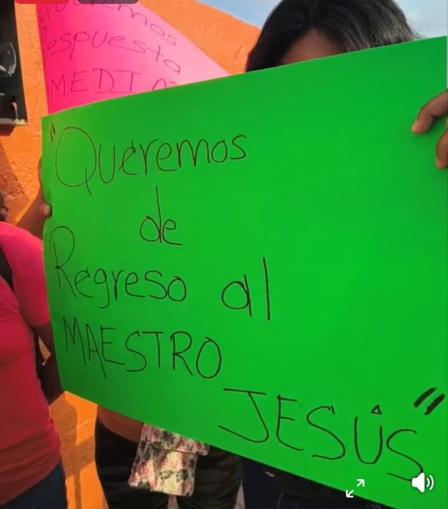 Exigen padres de familia maestro fijo en la primaria “Benito Juárez” de Mundo Nuevo