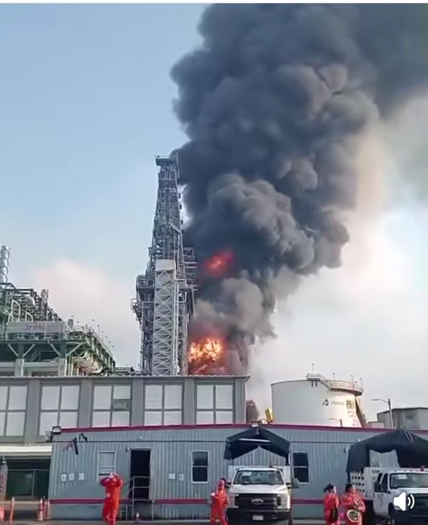 Se registra incendio en la bodega de coque de la Refinería Olmeca; Pemex reporta saldo blanco