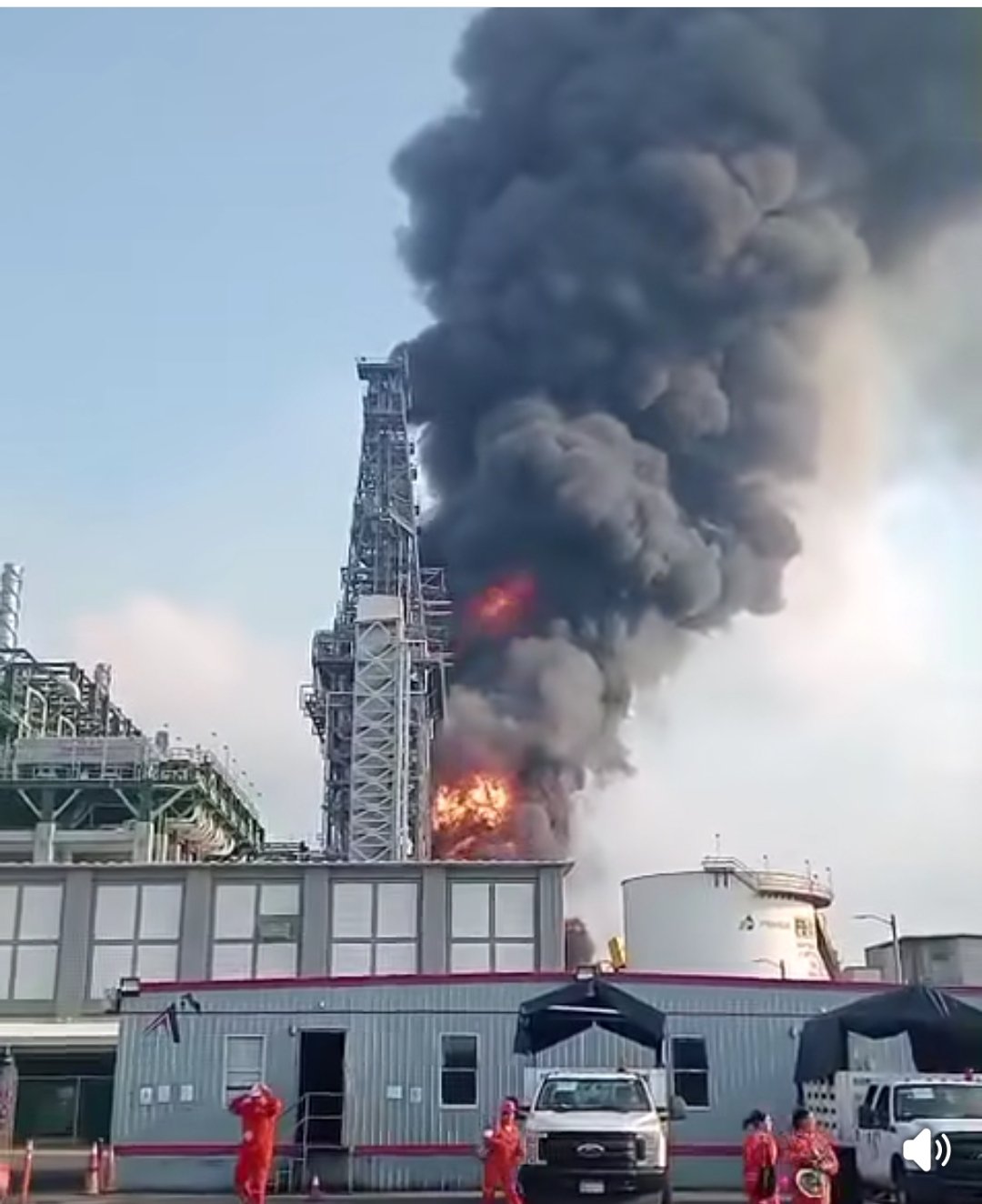 Se registra incendio en la bodega de coque de la Refinería Olmeca; Pemex reporta saldo blanco
