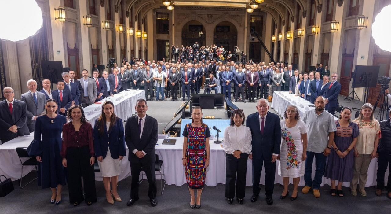 VAMOS A GARANTIZAR LA SOBERANÍA ALIMENTARIA: PRESIDENTA CLAUDIA SHEINBAUM FIRMA ACUERDO PARA LA CREACIÓN DEL SISTEMA DE ORDENAMIENTO DE LA PRODUCCIÓN Y COMERCIALIZACIÓN DEL MAÍZ BLANCO “PRECIO JUSTO”  * “Cuando trabajamos juntos salimos