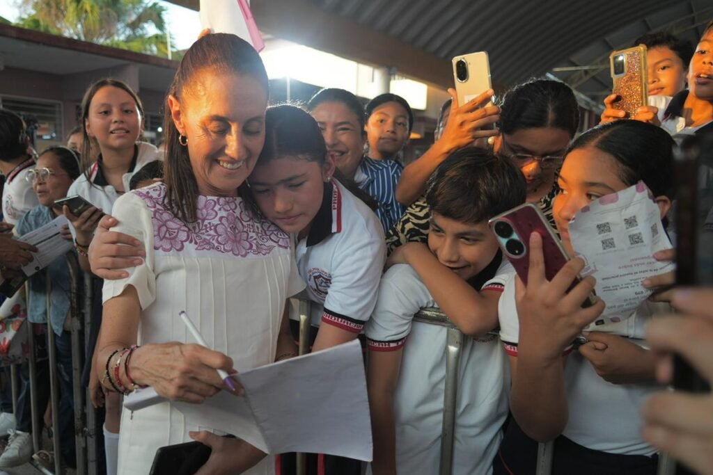 EN CUNDUACÁN, TABASCO, PRESIDENTA CLAUDIA SHEINBAUM ENTREGA TARJETAS DE LA BECA RITA CETINA PARA UNIFORMES Y ÚTILES A ESTUDIANTES DE PRIMARIA; EN AGOSTO RECIBIRÁN EL APOYO EN TODO EL PAÍS*