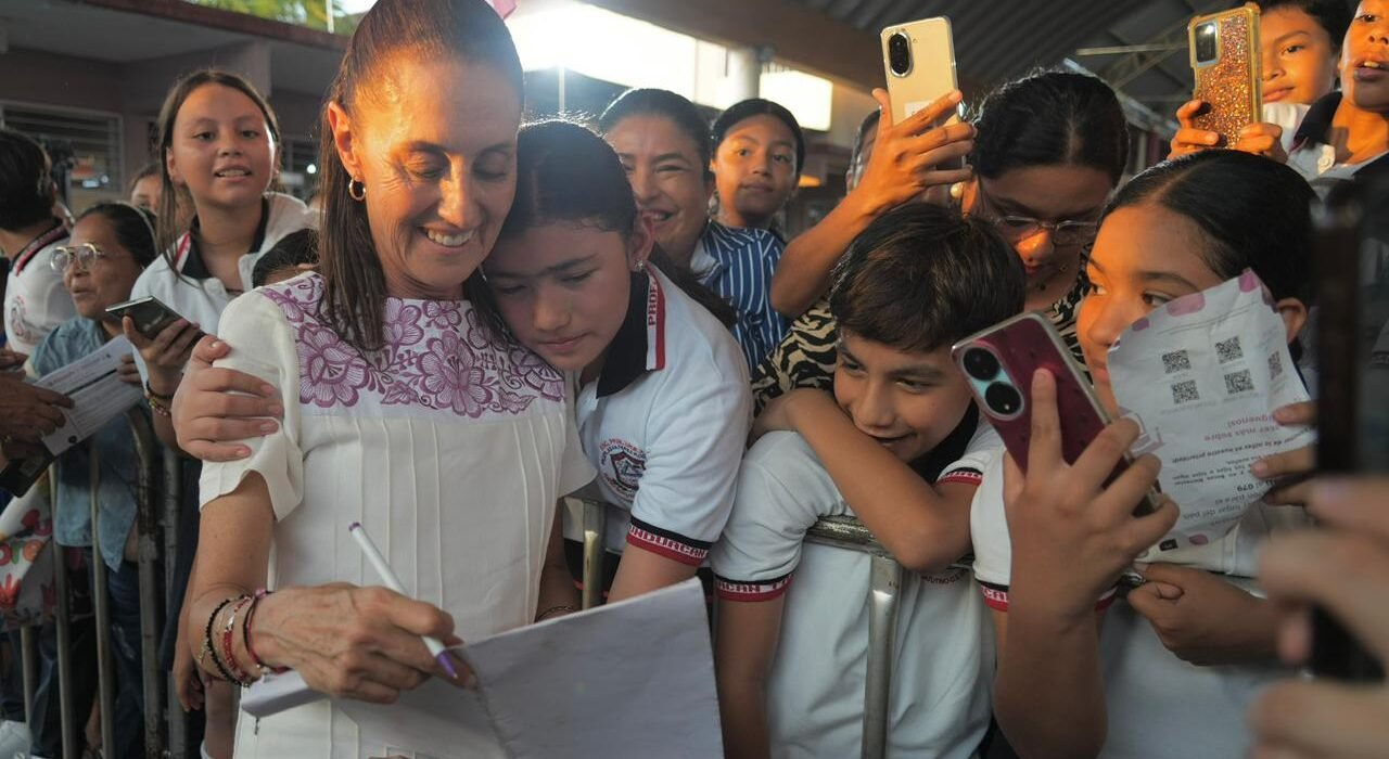 EN CUNDUACÁN, TABASCO, PRESIDENTA CLAUDIA SHEINBAUM ENTREGA TARJETAS DE LA BECA RITA CETINA PARA UNIFORMES Y ÚTILES A ESTUDIANTES DE PRIMARIA; EN AGOSTO RECIBIRÁN EL APOYO EN TODO EL PAÍS*