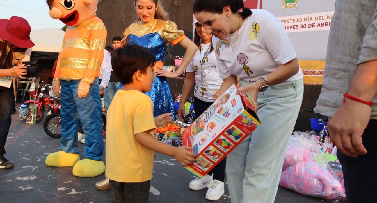Entregan  más de 7 mil juguetes, Pedro Miguel Rosaldo García y Sonia Marie Salvador Goraieb celebran Festival Infantil en Coatzacoalcos