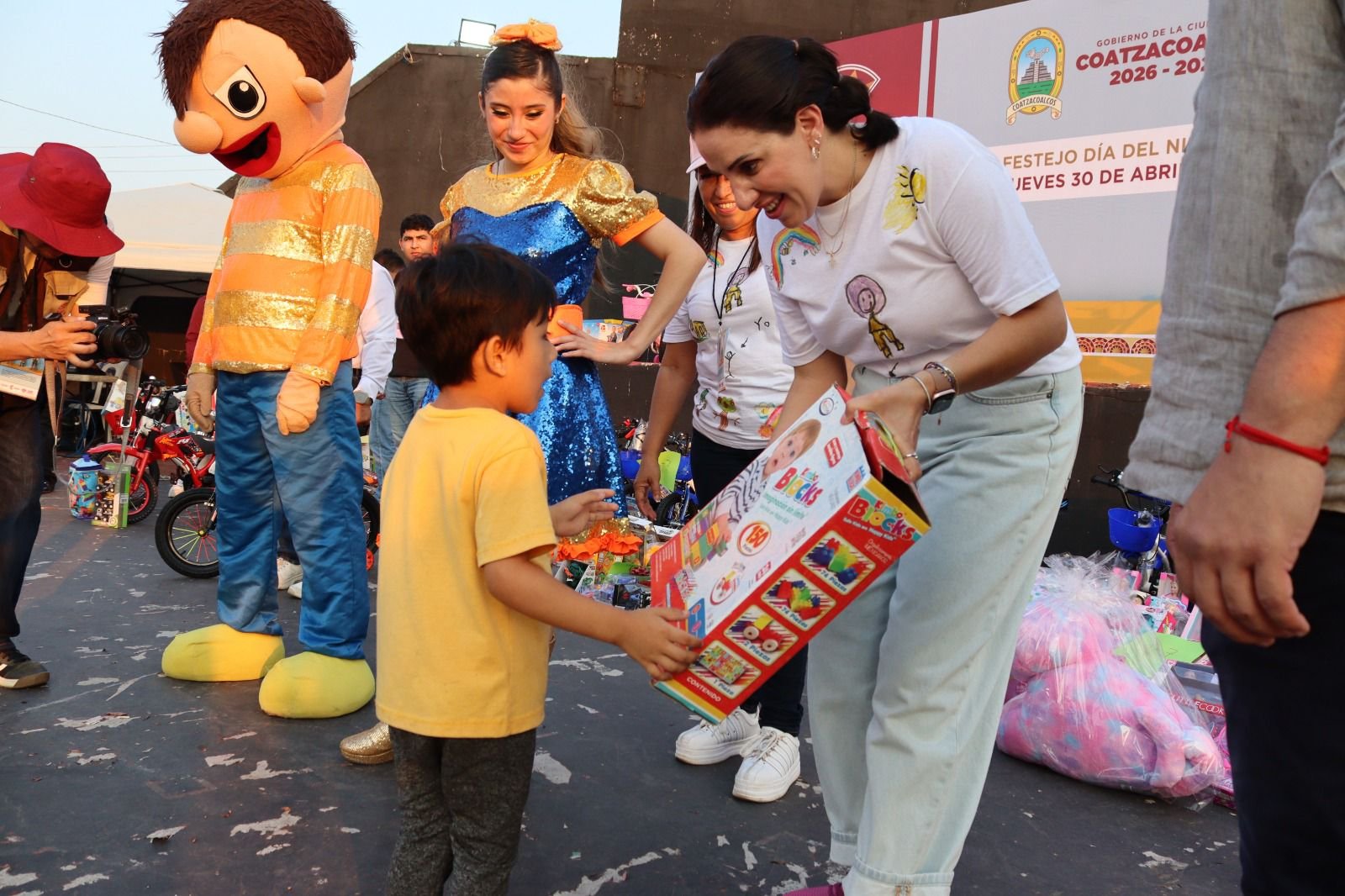 Entregan  más de 7 mil juguetes, Pedro Miguel Rosaldo García y Sonia Marie Salvador Goraieb celebran Festival Infantil en Coatzacoalcos