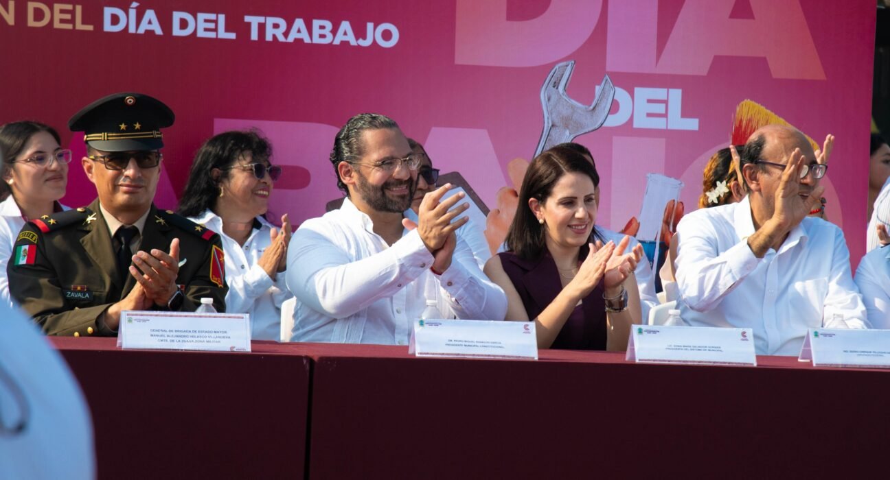 Conmemoran en Coatzacoalcos el Día del Trabajo con desfile y acto cívico