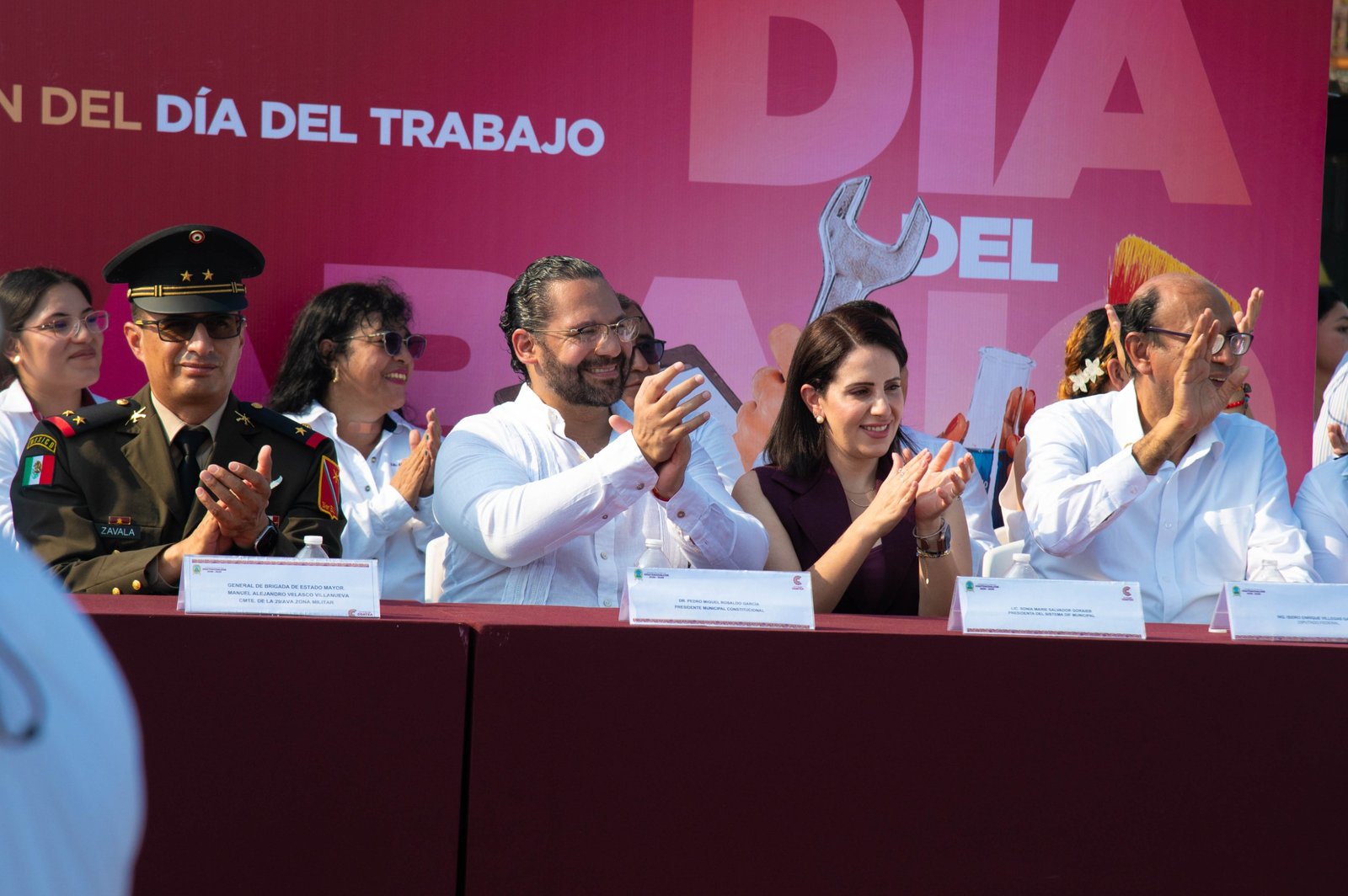 Conmemoran en Coatzacoalcos el Día del Trabajo con desfile y acto cívico