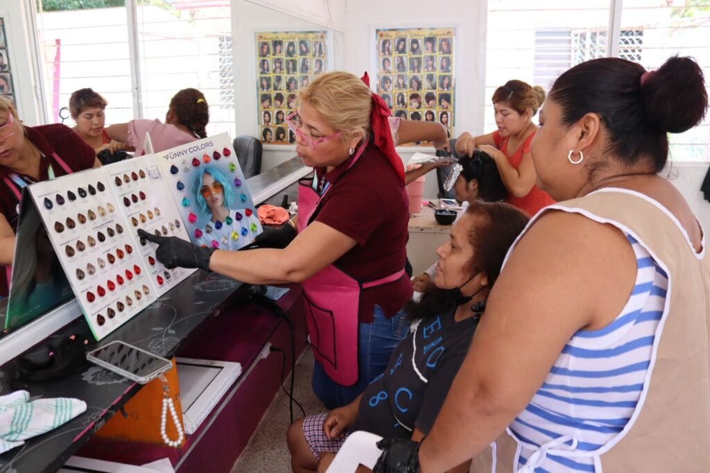 DIF Coatzacoalcos ofrece cortes de cabello gratuitos y mantiene abiertas inscripciones al curso de belleza y colorimetría