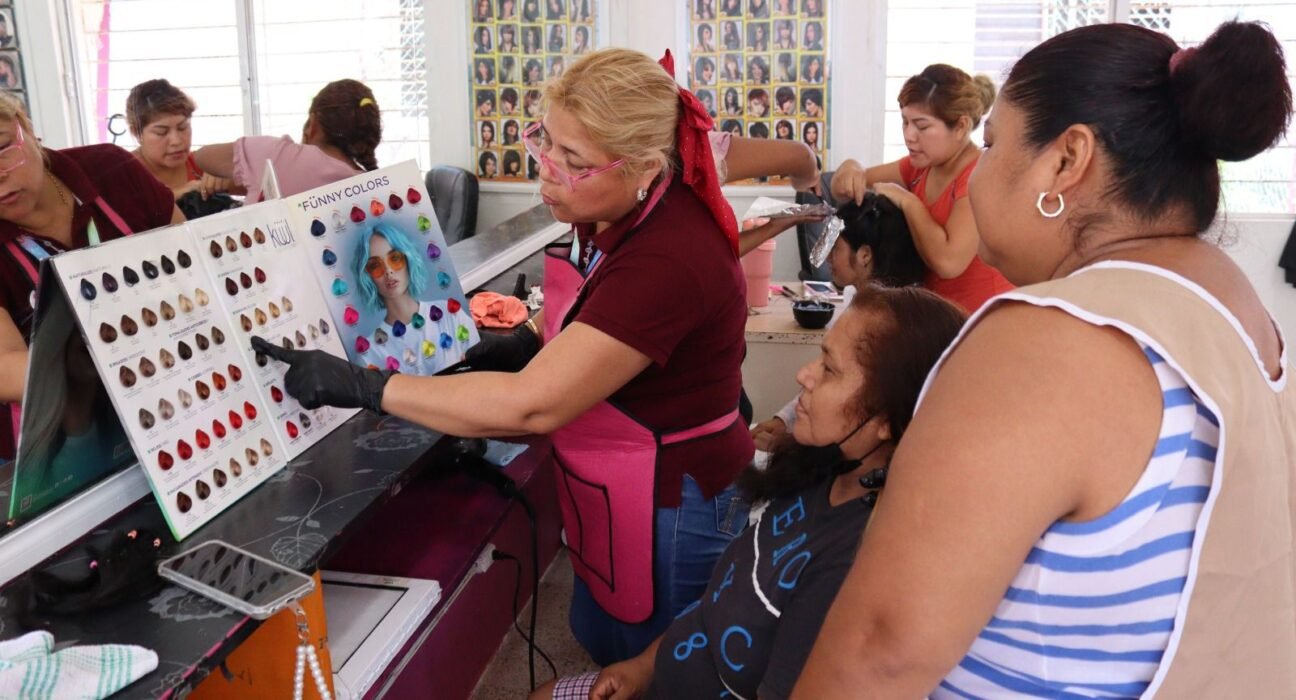 DIF Coatzacoalcos ofrece cortes de cabello gratuitos y mantiene abiertas inscripciones al curso de belleza y colorimetría