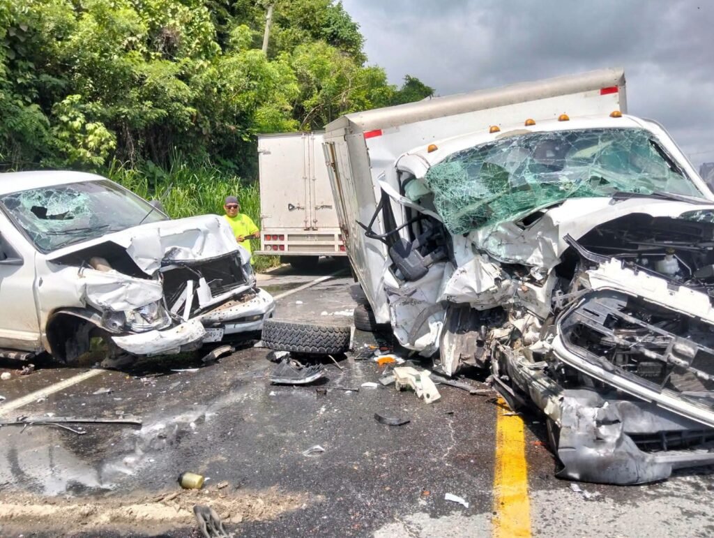 Choque en la Coatzacoalcos–Villahermosa deja un lesionado y una camioneta de mariscos destrozada
