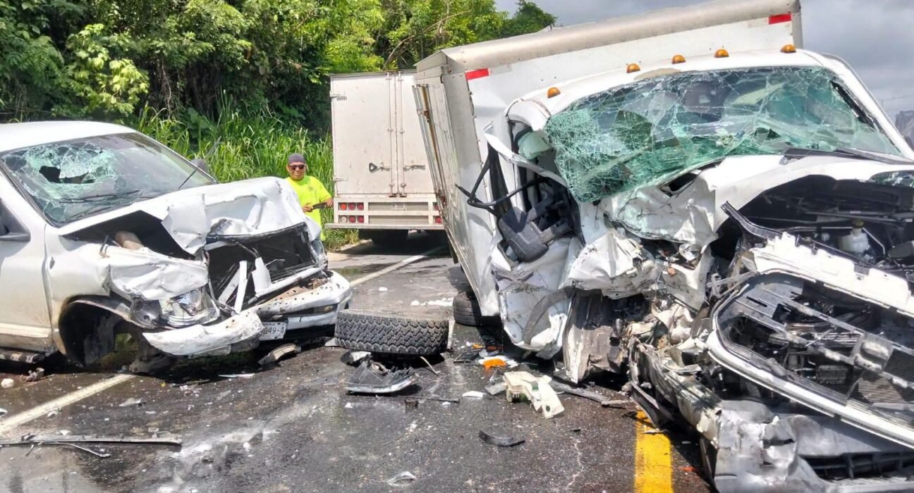 Choque en la Coatzacoalcos–Villahermosa deja un lesionado y una camioneta de mariscos destrozada