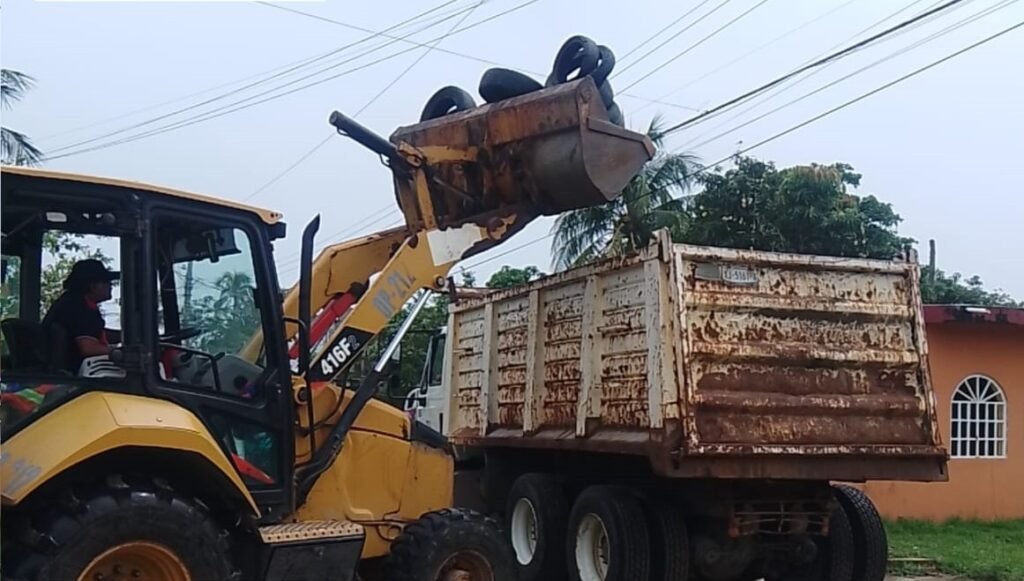 Retiran 25 toneladas de cacharros y llantas durante Jornada de Descacharrización en la colonia Peloteros