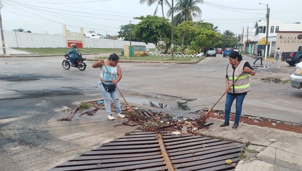 Desazolve de alcantarillas para prevenir inundaciones en la ciudad 