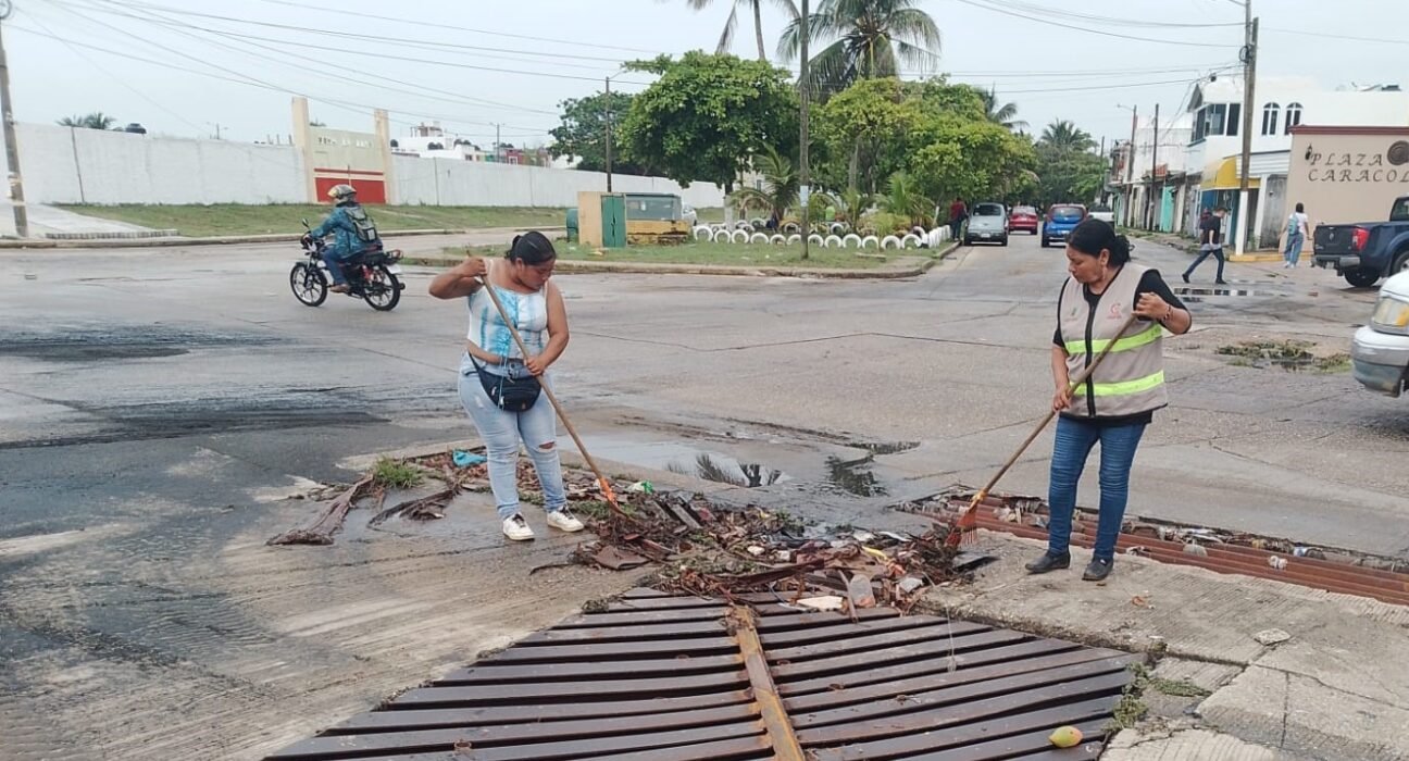 Desazolve de alcantarillas para prevenir inundaciones en la ciudad 