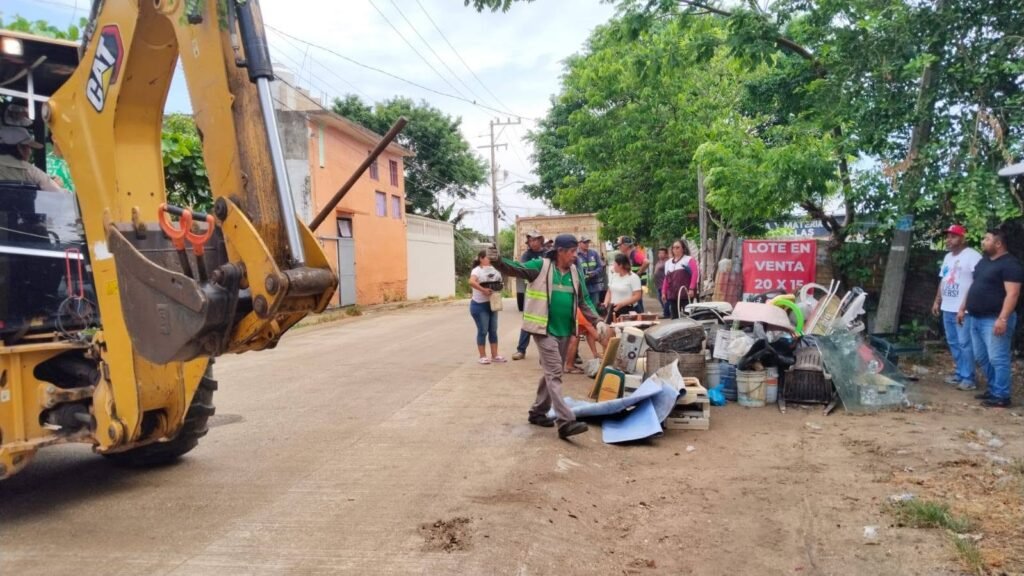 Retiran 322 toneladas de criaderos potenciales y más de 2 mil llantas en jornada contra el dengue en Coatzacoalcos