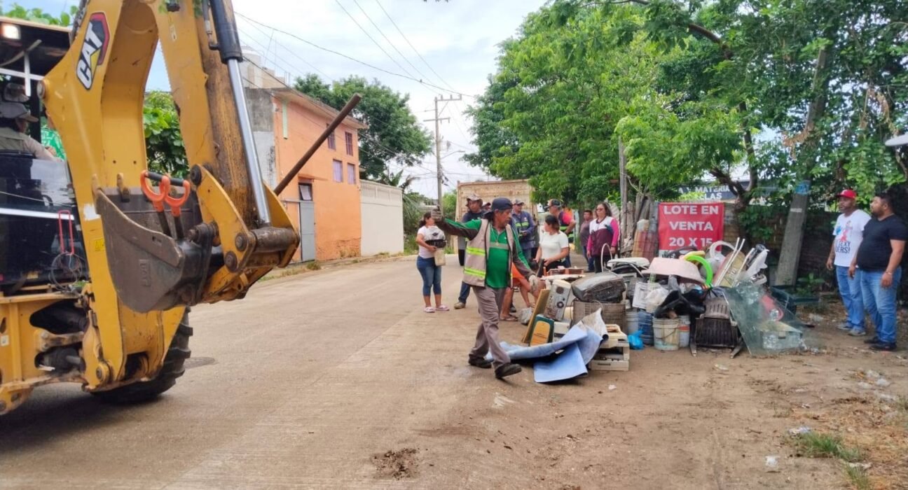 Retiran 322 toneladas de criaderos potenciales y más de 2 mil llantas en jornada contra el dengue en Coatzacoalcos