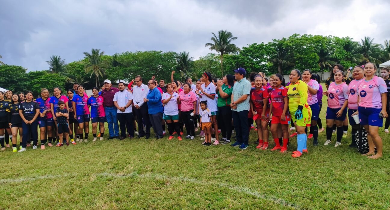 Se corona el equipo “Mujeres Poderosas” en la Gran Final del Mundialito Femenil de Softbol