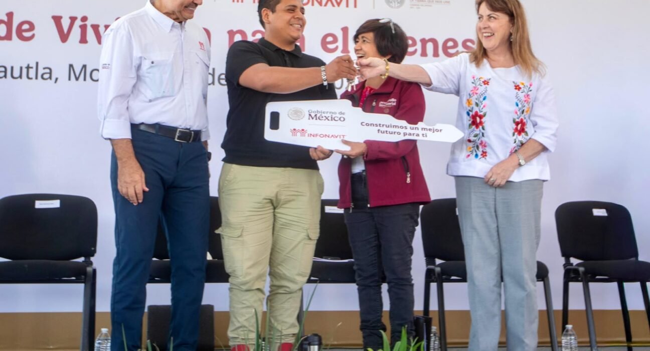 INFONAVIT realiza primera entrega de Viviendas del Bienestar a derechohabientes de Morelos.