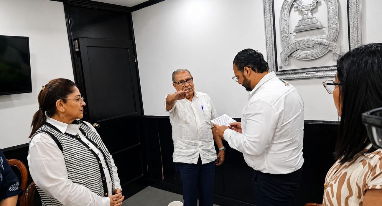 Toma protesta el profesor Gilberto Peralta Baltazar como nuevo cronista de la ciudad de Coatzacoalcos