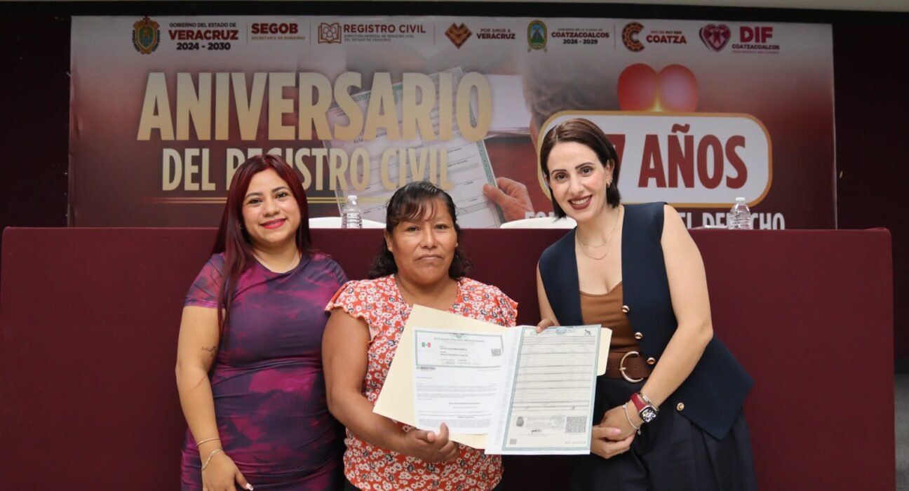 Entregan Gobierno Municipal, DIF y Registro Civil actas de registro extemporáneo