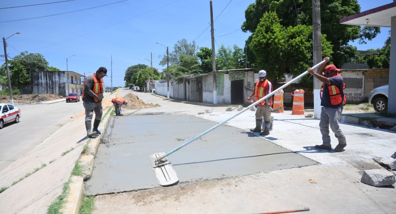 Pedro Miguel Rosaldo supervisa obras de fresado y pavimentación en Colonias de Coatzacoalcos