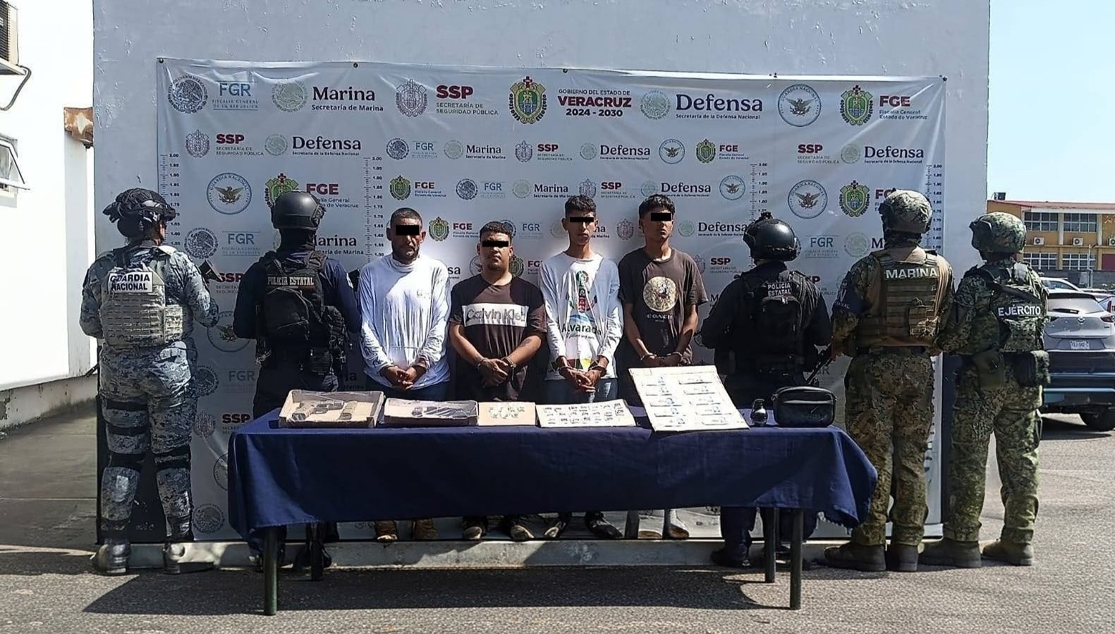 Operativo encabezado por SSP y FGE, con apoyo de fuerzas federales, asegura más de 54 kilos de presunta marihuana y 30 mil litros de hidrocarburo Operativo encabezado por SSP y FGE, con apoyo de fuerzas federales, asegura más de 54 kilos de presunta marihuana y 30 mil litros de hidrocarburo