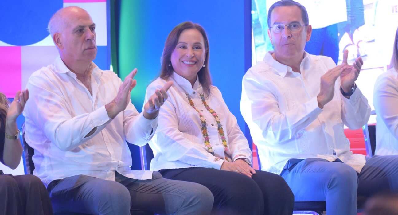 Inaugura Rocío Nahle Fábrica de Negocio; Veracruz abre sus puertas a la inversión y al intercambio comercial  >Reúne más de 3 mil 300 asistentes, 600 citas de negocio y 20 cadenas comerciales. >Las MiPyMEs representan 84% del personal ocupado en la entidad.  Boca del Río, Ver., miércoles 12 de agosto de 2026.- La gobernadora Rocío Nahle García y el director general de GS1 México, Juan Carlos Molina Robledo, inauguraron Fábrica de Negocio Región Sur-Sureste 2026, encuentro de vinculación comercial que por primera vez tiene como sede Veracruz.  Ante empresarios, emprendedores y representantes de distintos estados, la Mandataria destacó la vocación productiva de Veracruz, su ubicación estratégica, infraestructura y, principalmente, el talento de quienes generan bienes y servicios desde sus comunidades.  “Estamos abiertos a apoyar, estamos abiertos a la inversión, estamos abiertos al intercambio comercial”, expresó, al señalar que la diversidad productiva de la entidad representa una oportunidad para ampliar mercados y fortalecer el intercambio con otras entidades.  Subrayó que el Gobierno estatal acompaña a las micro, pequeñas y medianas empresas mediante herramientas que les permitan desarrollar sus capacidades productivas. Como ejemplo, destacó Apoyo a la Palabra, programa mediante el cual se han otorgado más de 15 mil apoyos directos para la adquisición de maquinaria, herramientas e insumos, y señaló que cerca de la mitad de las personas beneficiarias han cumplido con la devolución correspondiente y solicitado un segundo apoyo.  La Gobernadora resaltó que estos resultados demuestran el potencial de los pequeños emprendedores, quienes, aunque cuentan con capital limitado, representan una parte fundamental de la economía local y tienen capacidad para crecer cuando encuentran oportunidades y acompañamiento.  El director general de GS1 México, Juan Carlos Molina Robledo, destacó la colaboración con la Secretaría de Desarrollo Económico y Portuario (SEDECOP) para llevar por primera vez este encuentro a Veracruz y reconoció la respuesta del sector empresarial.  Explicó que la jornada permite a fabricantes y emprendedores presentar sus productos directamente ante compradores de 20 cadenas nacionales y regionales de sectores como autoservicio, farmacias, tiendas departamentales, hotelería y comercio electrónico. Entre las empresas participantes se encuentran Soriana, Chedraui, OXXO, OfficeMax, Woolworth, Del Sol, Mercado Libre, Amazon y Walmart Marketplace, entre otras.  El programa contempla más de 600 citas de negocio, con agenda cubierta al 100 por ciento, así como 10 conferencias empresariales, exhibición de productos regionales, encuentros de vinculación, networking y una zona de aliados estratégicos.  El secretario de Desarrollo Económico y Portuario, Ernesto Pérez Astorga, destacó que Veracruz es la quinta entidad del país con mayor número de MiPyMEs, las cuales representan aproximadamente 84 por ciento del personal ocupado en el estado, por lo que su desarrollo es prioritario.  Explicó que para ampliar su participación en mercados de mayor valor, las empresas requieren no solo capacidad productiva, sino también calidad, innovación, tecnología, una adecuada presentación comercial y estrategias acordes con las nuevas tendencias de consumo.  La dimensión regional de Fábrica de Negocio se refleja en la participación de empresarios y representantes de Campeche, Ciudad de México, Chiapas, Estado de México, Guerrero, Hidalgo, Morelos, Oaxaca, Puebla, Querétaro, Quintana Roo, Tabasco, Tlaxcala y Yucatán.  Las actividades se desarrollan en los salones Ulúa 2 al 5 del World Trade Center de Boca del Río, de 08:30 a 17:00 horas, donde las empresas presentan sus productos ante compradores y especialistas y exploran oportunidades de vinculación y comercialización