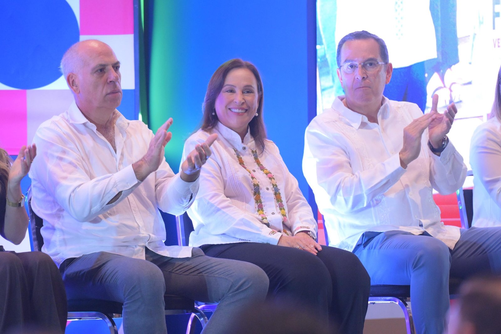 Inaugura Rocío Nahle Fábrica de Negocio; Veracruz abre sus puertas a la inversión y al intercambio comercial  >Reúne más de 3 mil 300 asistentes, 600 citas de negocio y 20 cadenas comerciales. >Las MiPyMEs representan 84% del personal ocupado en la entidad.  Boca del Río, Ver., miércoles 12 de agosto de 2026.- La gobernadora Rocío Nahle García y el director general de GS1 México, Juan Carlos Molina Robledo, inauguraron Fábrica de Negocio Región Sur-Sureste 2026, encuentro de vinculación comercial que por primera vez tiene como sede Veracruz.  Ante empresarios, emprendedores y representantes de distintos estados, la Mandataria destacó la vocación productiva de Veracruz, su ubicación estratégica, infraestructura y, principalmente, el talento de quienes generan bienes y servicios desde sus comunidades.  “Estamos abiertos a apoyar, estamos abiertos a la inversión, estamos abiertos al intercambio comercial”, expresó, al señalar que la diversidad productiva de la entidad representa una oportunidad para ampliar mercados y fortalecer el intercambio con otras entidades.  Subrayó que el Gobierno estatal acompaña a las micro, pequeñas y medianas empresas mediante herramientas que les permitan desarrollar sus capacidades productivas. Como ejemplo, destacó Apoyo a la Palabra, programa mediante el cual se han otorgado más de 15 mil apoyos directos para la adquisición de maquinaria, herramientas e insumos, y señaló que cerca de la mitad de las personas beneficiarias han cumplido con la devolución correspondiente y solicitado un segundo apoyo.  La Gobernadora resaltó que estos resultados demuestran el potencial de los pequeños emprendedores, quienes, aunque cuentan con capital limitado, representan una parte fundamental de la economía local y tienen capacidad para crecer cuando encuentran oportunidades y acompañamiento.  El director general de GS1 México, Juan Carlos Molina Robledo, destacó la colaboración con la Secretaría de Desarrollo Económico y Portuario (SEDECOP) para llevar por primera vez este encuentro a Veracruz y reconoció la respuesta del sector empresarial.  Explicó que la jornada permite a fabricantes y emprendedores presentar sus productos directamente ante compradores de 20 cadenas nacionales y regionales de sectores como autoservicio, farmacias, tiendas departamentales, hotelería y comercio electrónico. Entre las empresas participantes se encuentran Soriana, Chedraui, OXXO, OfficeMax, Woolworth, Del Sol, Mercado Libre, Amazon y Walmart Marketplace, entre otras.  El programa contempla más de 600 citas de negocio, con agenda cubierta al 100 por ciento, así como 10 conferencias empresariales, exhibición de productos regionales, encuentros de vinculación, networking y una zona de aliados estratégicos.  El secretario de Desarrollo Económico y Portuario, Ernesto Pérez Astorga, destacó que Veracruz es la quinta entidad del país con mayor número de MiPyMEs, las cuales representan aproximadamente 84 por ciento del personal ocupado en el estado, por lo que su desarrollo es prioritario.  Explicó que para ampliar su participación en mercados de mayor valor, las empresas requieren no solo capacidad productiva, sino también calidad, innovación, tecnología, una adecuada presentación comercial y estrategias acordes con las nuevas tendencias de consumo.  La dimensión regional de Fábrica de Negocio se refleja en la participación de empresarios y representantes de Campeche, Ciudad de México, Chiapas, Estado de México, Guerrero, Hidalgo, Morelos, Oaxaca, Puebla, Querétaro, Quintana Roo, Tabasco, Tlaxcala y Yucatán.  Las actividades se desarrollan en los salones Ulúa 2 al 5 del World Trade Center de Boca del Río, de 08:30 a 17:00 horas, donde las empresas presentan sus productos ante compradores y especialistas y exploran oportunidades de vinculación y comercialización