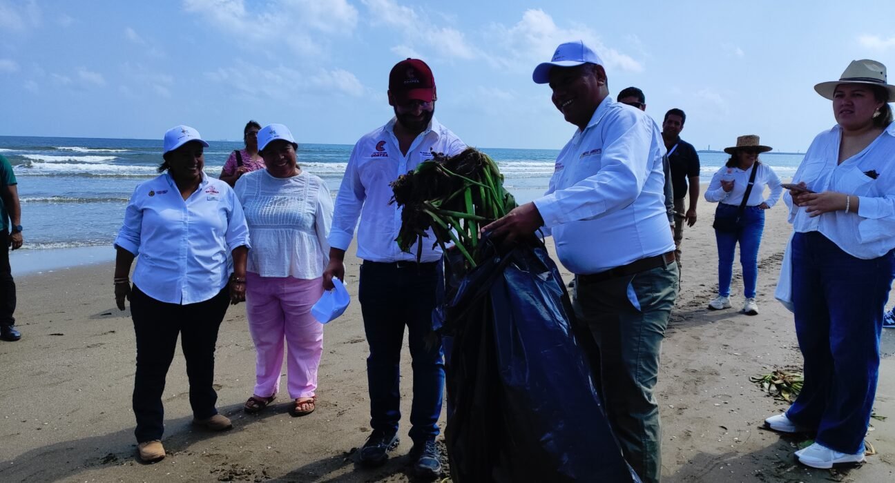 Coatzacoalcos une esfuerzos en jornada masiva de limpieza de playa rumbo al Festival del Mar 2026