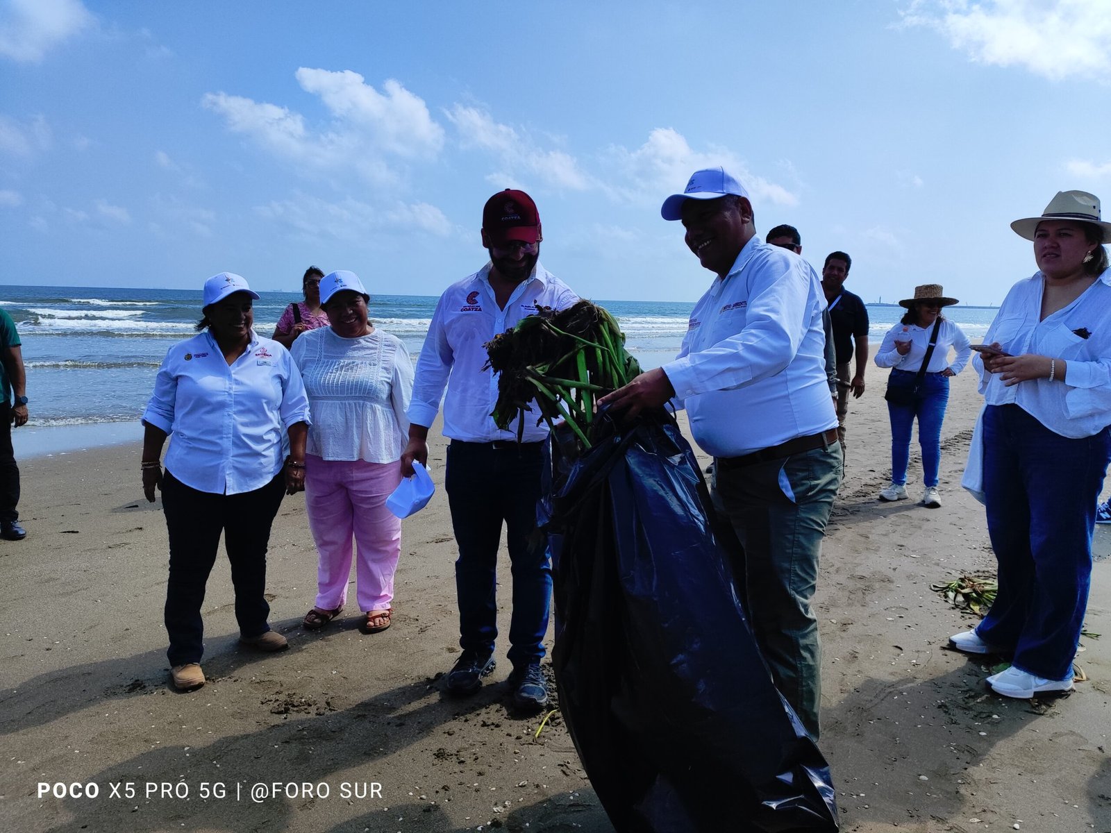 Coatzacoalcos une esfuerzos en jornada masiva de limpieza de playa rumbo al Festival del Mar 2026