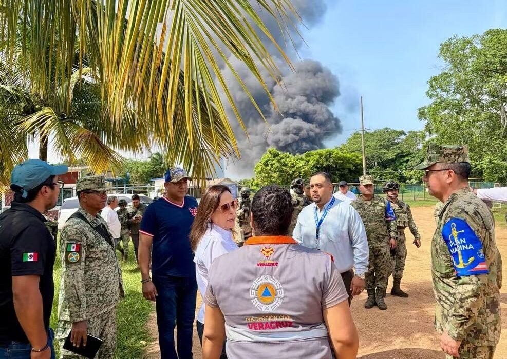 Supervisa Gobernadora atención a incendio en planta de sal de Jáltipan; situación está controlada