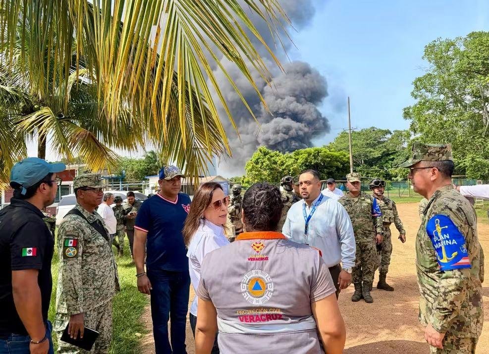 Supervisa Gobernadora atención a incendio en planta de sal de Jáltipan; situación está controlada
