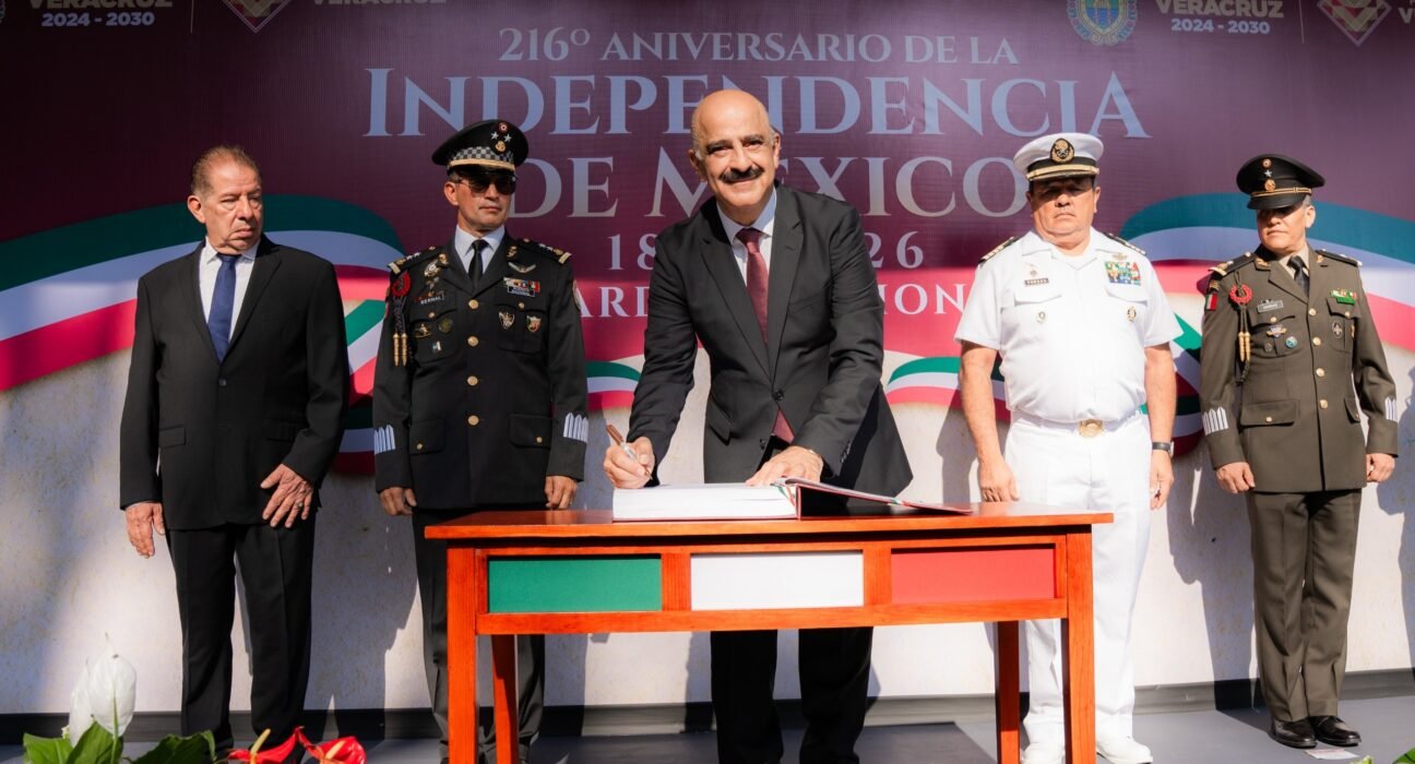 Gobierno de Veracruz realiza Guardias de Honor por el 216 aniversario del inicio de la Independencia de México